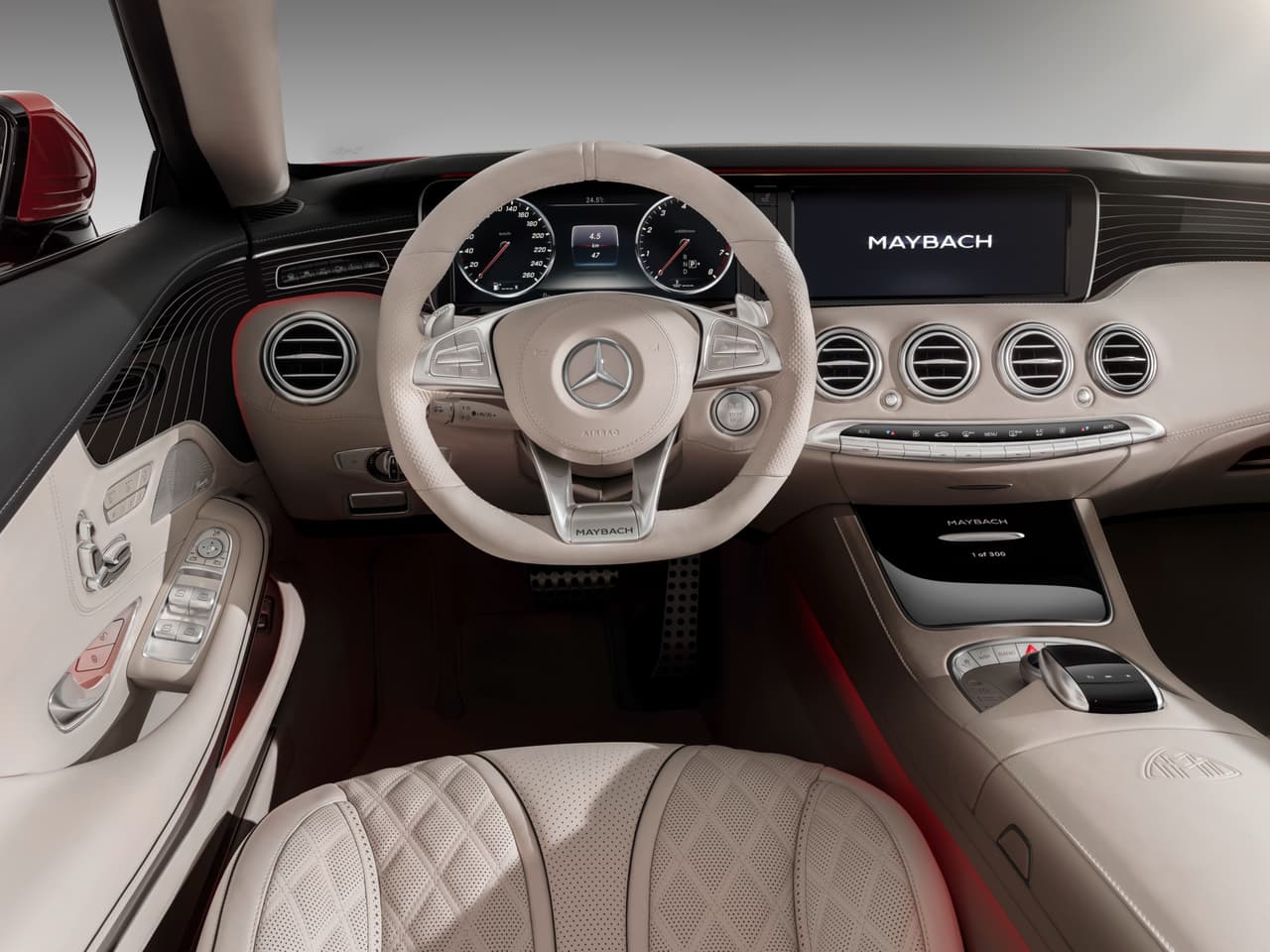 La cabina del Mercedes-Maybach S650 Cabriolet es todo exceso y tecnología. Su impresionante panel de instrumentos digitales es el mismo que se consigue en el Mercedes-Benz Clase S.