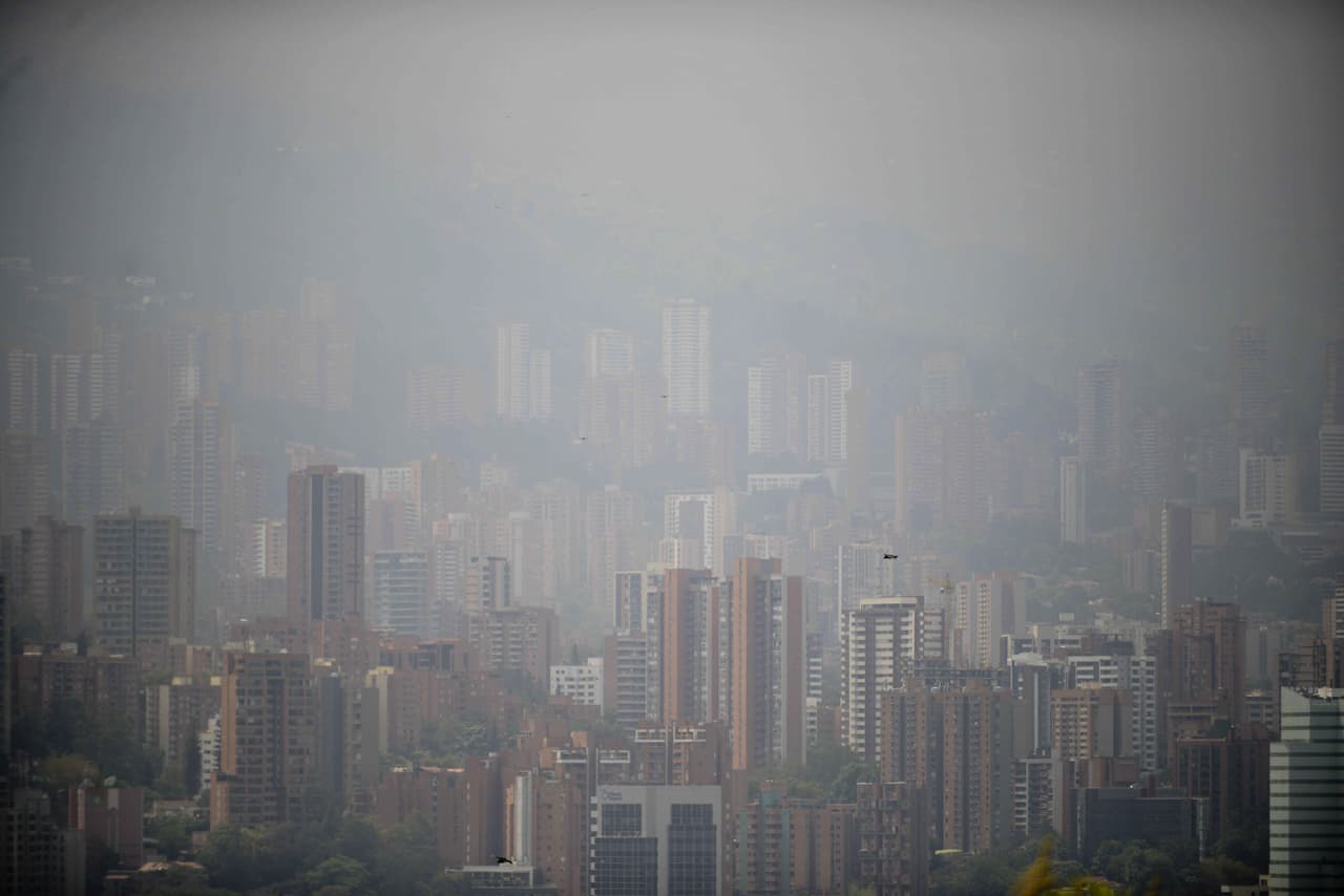 Los éxitos de la ciudad contrastan con la reciente crisis de contaminación ambiental que se ha vivido.