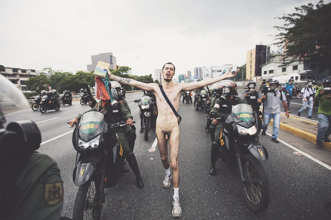 Luego de bajarse de la tanqueta, el joven caminó por la autopista de Caracas para reunirse con el resto de la protesta opositora. La militar Guardia Nacional le pasó por ambos lados en motocicletas y continuó hacia el punto en el que bloqueaban el paso de los manifestantes.