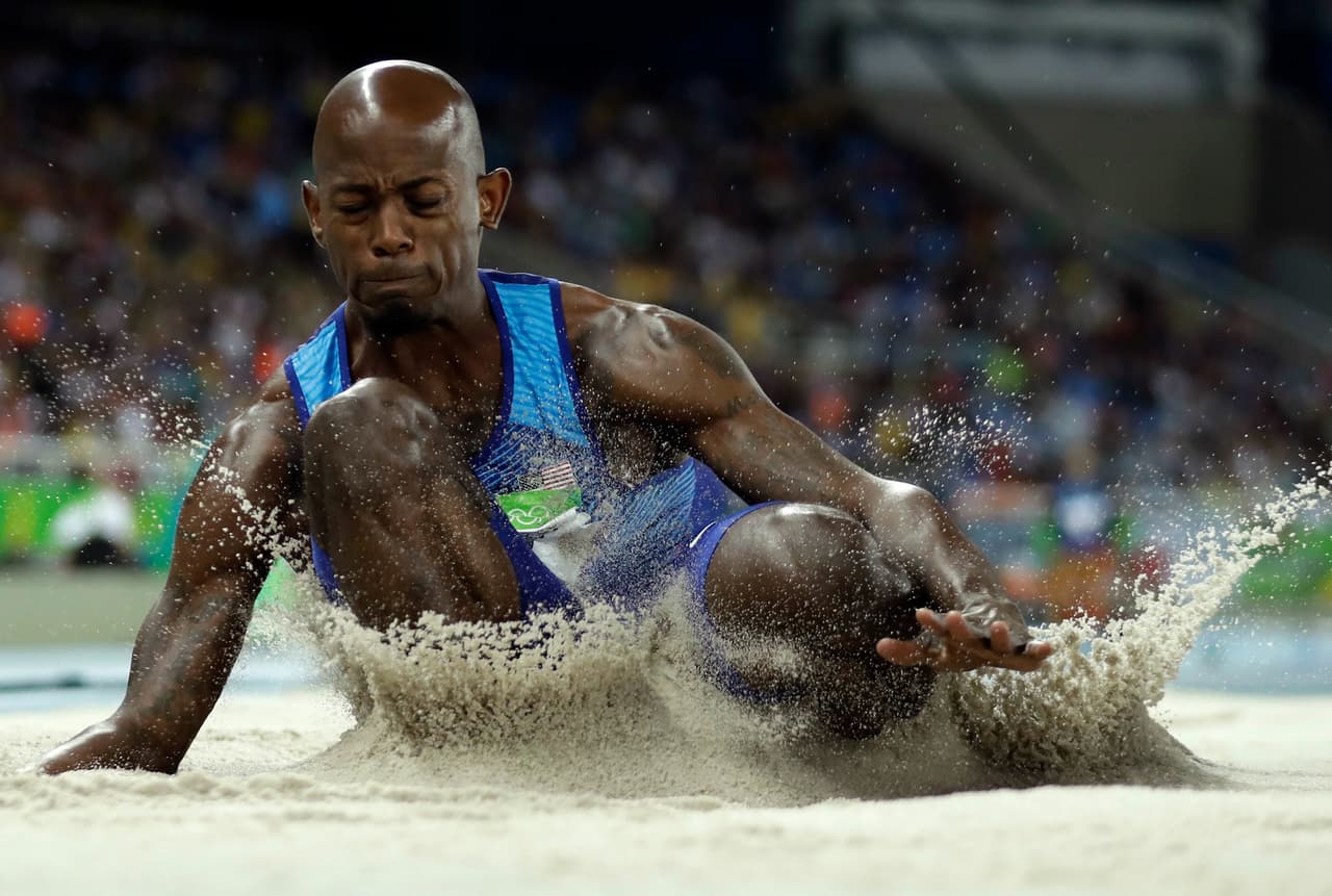 Jeff Henderson, de los Estados Unidos, ganó oro en salto de longitud.