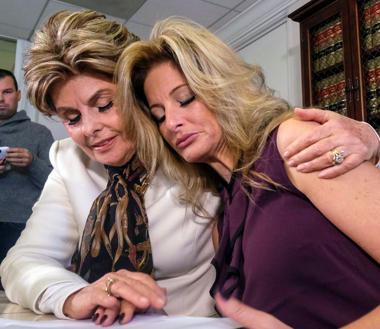Summer Zervos (der) con la abogada Gloria Allred (izq).