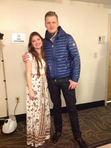 Gracias a eso tuvo la oportunidad de cantar junto a
<b>Alexander Acha</b>, hijo del reconocido cantante de música pop,
<b>Emmanuel</b>. "Ayer tuve la oportunidad de cantar junto a Alexander Acha y mis amigos de la universidad", comentó
<b>Aedo</b> en su cuenta de Twitter.