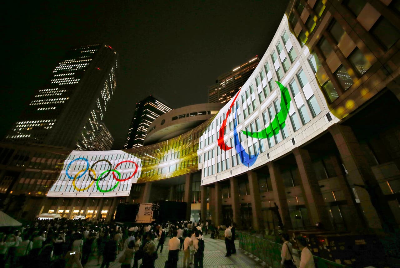 El acto también marcó el inicio de la gira de la bandera olímpica por el archipiélago nipón, que contará con 27 atletas japoneses olímpicos y paralímpicos elegidos como "embajadores" para esta causa.