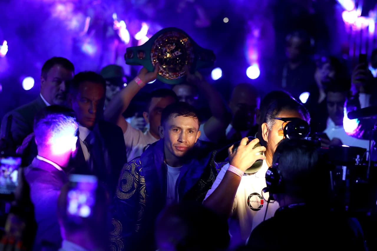 En su camino al ring, Gennady Golovkin, "GGG", caminó mostrando los distintos títulos mundiales que ostenta.