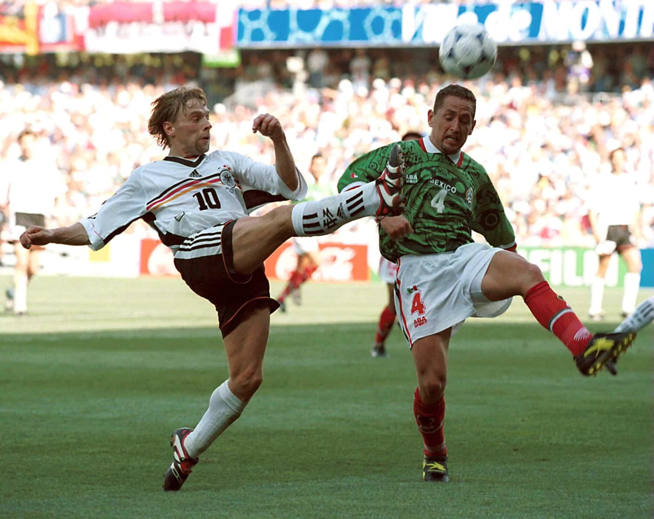 Thomas Hässler, el enganche germano, fue bien cubierto por Germán Villa en una dura batalla por el medio campo en Montpellier.