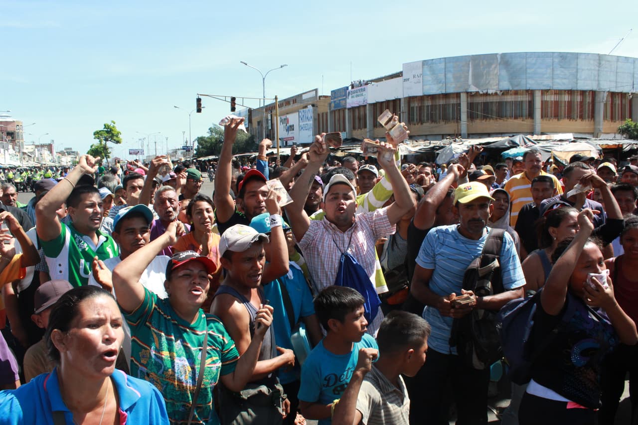 En el centro de Maracaibo los disturbios comenzaron cuando se informó a los ciudadanos que la sede local del BCV no recibiría los viejos billetes de 100 bolívares.