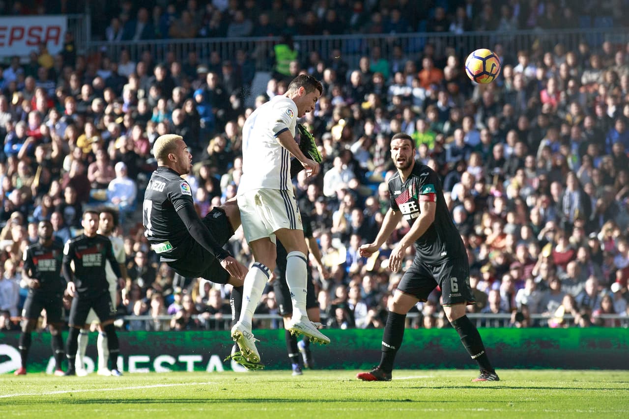 Marcelo, que cumplió diez años del día de su debut en el Real Madrid, dio un recital. Se inventó el tercero enlazando detalles de alto nivel técnico antes de poner un balón medido en la cabeza de Cristiano. El devorador de récords tuvo su primer tanto del 2017 ante la pasividad defensiva del Granada.