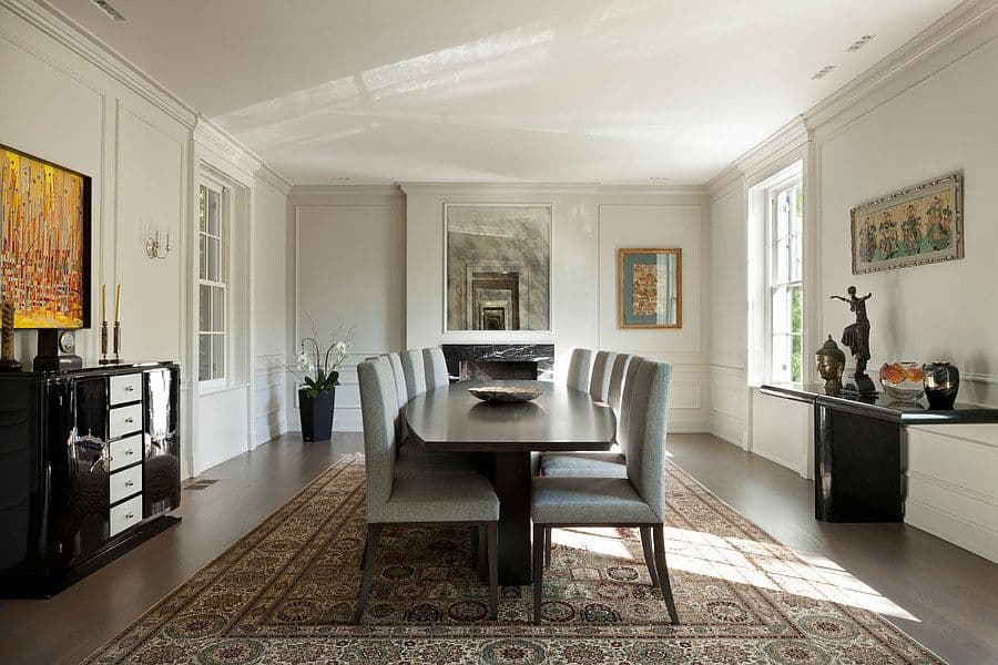 En el comedor destacan las molduras y la chimenea de mármol. Los muebles de Ivanka y sus obras de arte encajan con estos espacios claros y amplios.