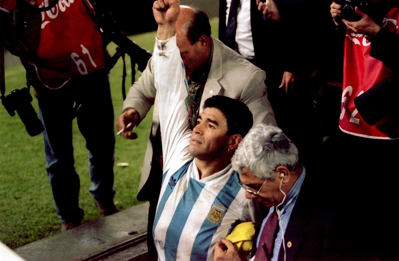 Luego de Italia 90 vinieron momentos difíciles para Maradona en lo personal. Una sanción de 15 meses –por dar positivo en el control antidoping a cocaína– lo alejó de las canchas y solo hasta 1992 volvió a jugar. Con la Selección, fue el motor que logró el repechaje a USA 94 ante Australia.