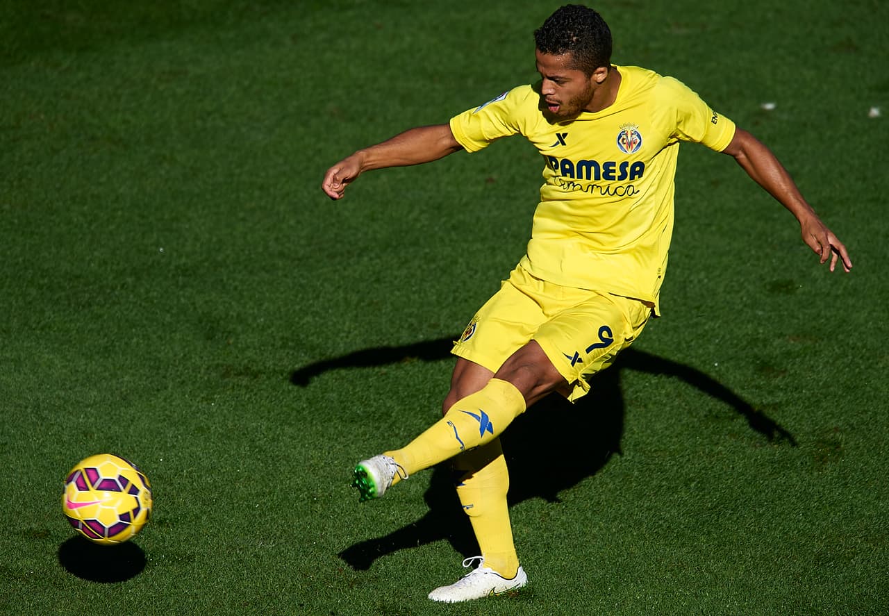 Giovani Dos Santos sería la primera alternativa de cambio. El atacante estuvo un año (2007/08) en Barcelona de España, en donde anotó 4 goles. Volvió de 2011 a 2015, pasó por Racing, Mallorca y Villarreal en los que anotó 29 tantos más.