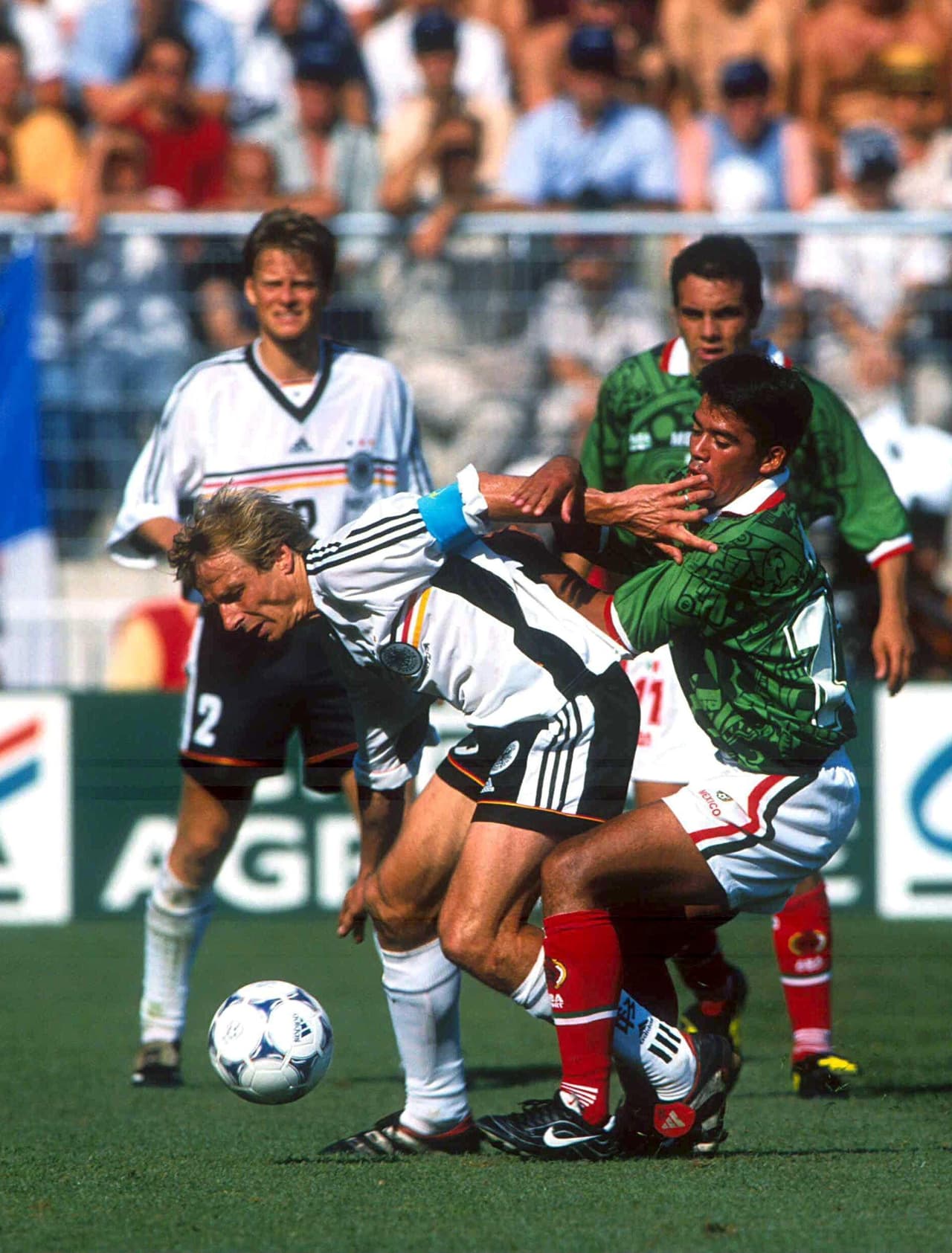 Esta imagen ilustra que durante el primer tiempo los alemanes estaban bien contenidos por el medio campo tricolor.