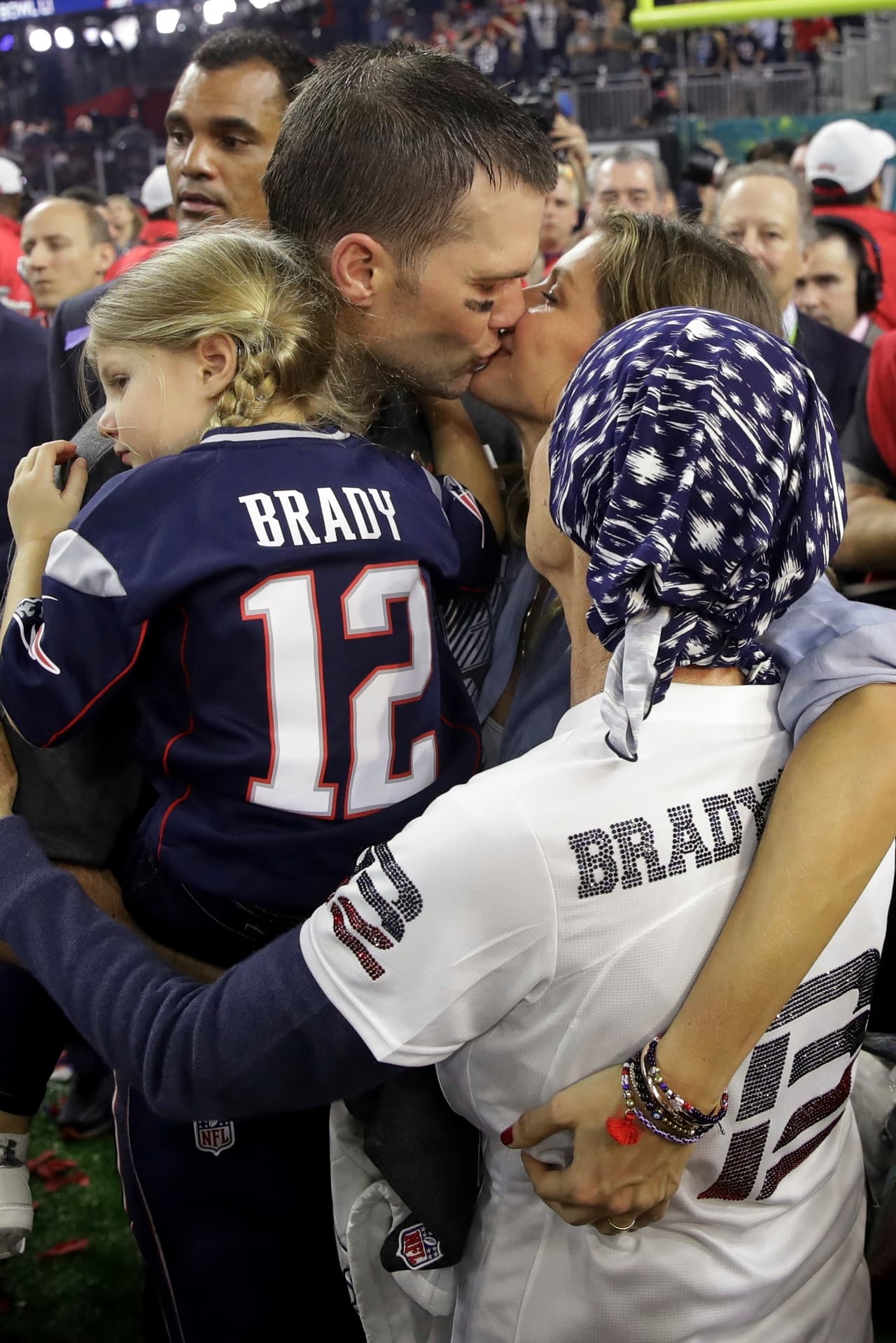 La familia Brady celebró el éxito de Tom con besos y abrazos en el campo.