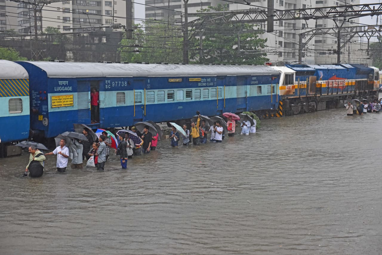 "Los sobrevivientes de las inundaciones
<b> lo han perdido todo</b>, sus casas, pertenencias y sus cultivos, necesitan alimentos ahora", señaló la representante del Programa Mundial de Alimentos de la ONU, Chirsta Rader.