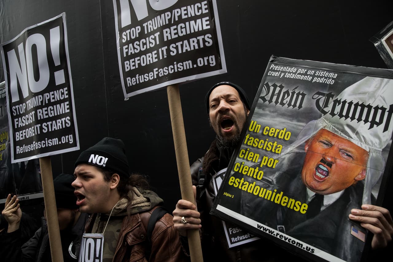 Algunos manifestantes en contra de la presidencia de Donald Trump se apostaron frente a la Torre Trump de Nueva York, donde se realizó la rueda de prensa.