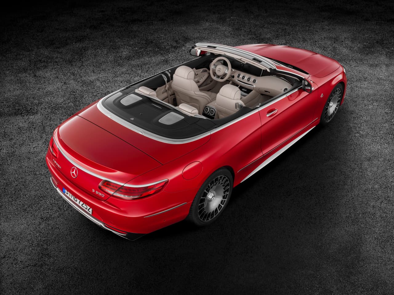 El Mercedes-Maybach S650 Cabriolet escónde un motor V12 biturbo de 6.0 litros de desplazamiento bajo el capó. El V12 produce 621 caballos de fuerza, 98 caballos más que las que el mismo motor produce en el Mercedes-Maybach S600 sedán.