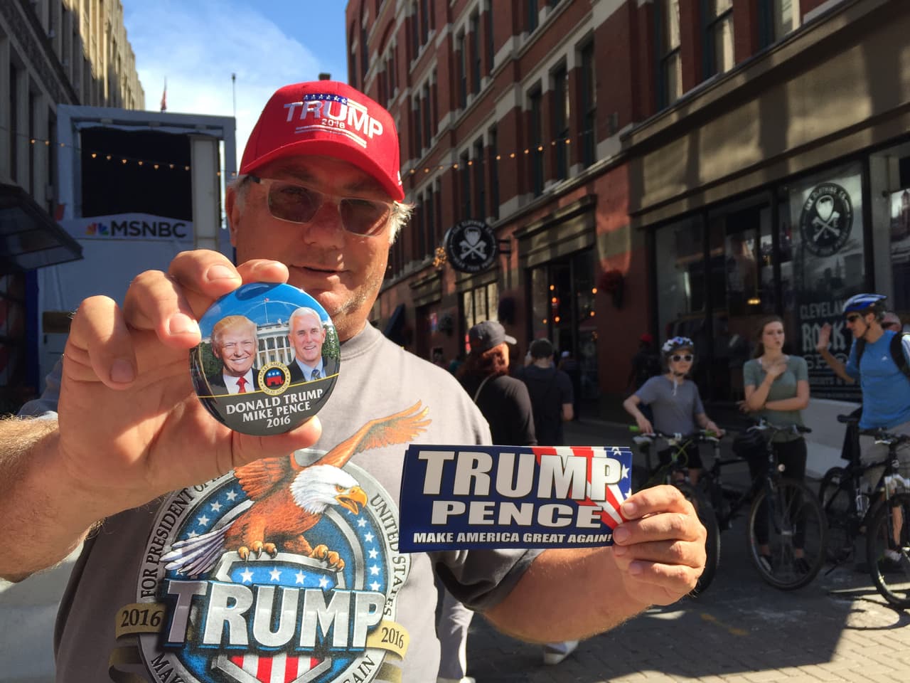 Vendedor ambulante en las afueras del estadio