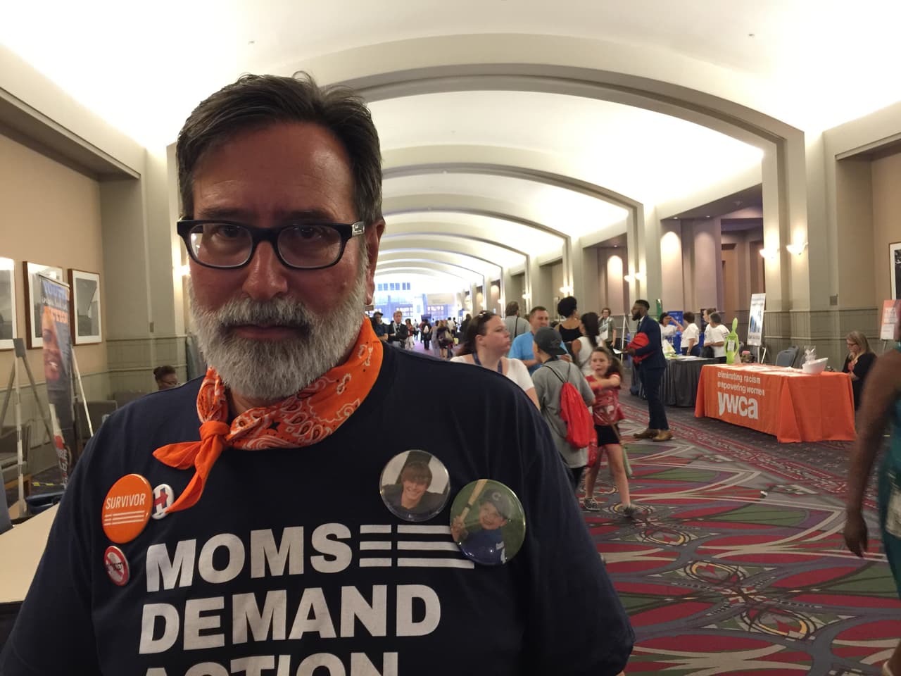 Richard Martínez, activista por el control de armas está presente en la Convención Demócrata.