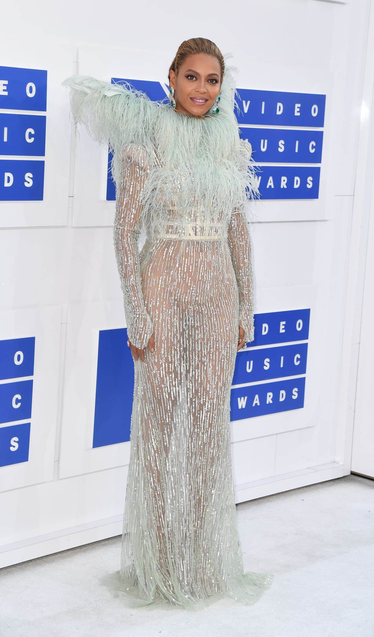 Beyoncé llegó a los MTV Video Awards vestida con traje que parecía habérselo robado de la exposicion que hoy en día
<b><a href="http://www.univision.com/estilo-de-vida/trending/9-vestidos-impresionantes-de-la-exposicion-del-met-en-nueva-york-fotos">está en el Metropolitan de Nueva York</a></b>. Con plumas aguamarinas que se desplegaban sobre los hombros como si de alas se tratara, el diseñador Francesco Scognamiglio hizo que la diva del pop elevara este evento al nivel de las más apetecidas alfombras rojas.