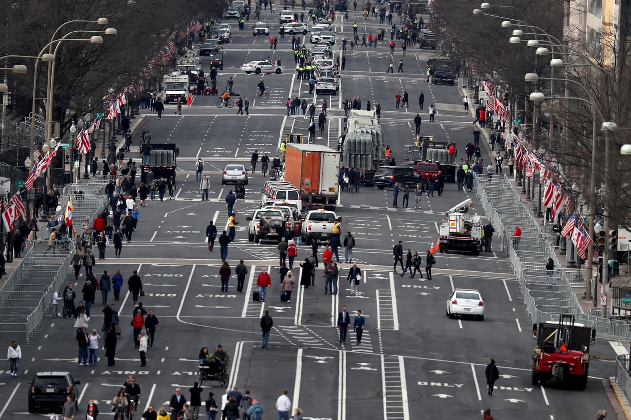 Una vista aérea de la Avenida Pensilvania, por donde desfilará mañana el nuevo presidente, Donald Trump.
