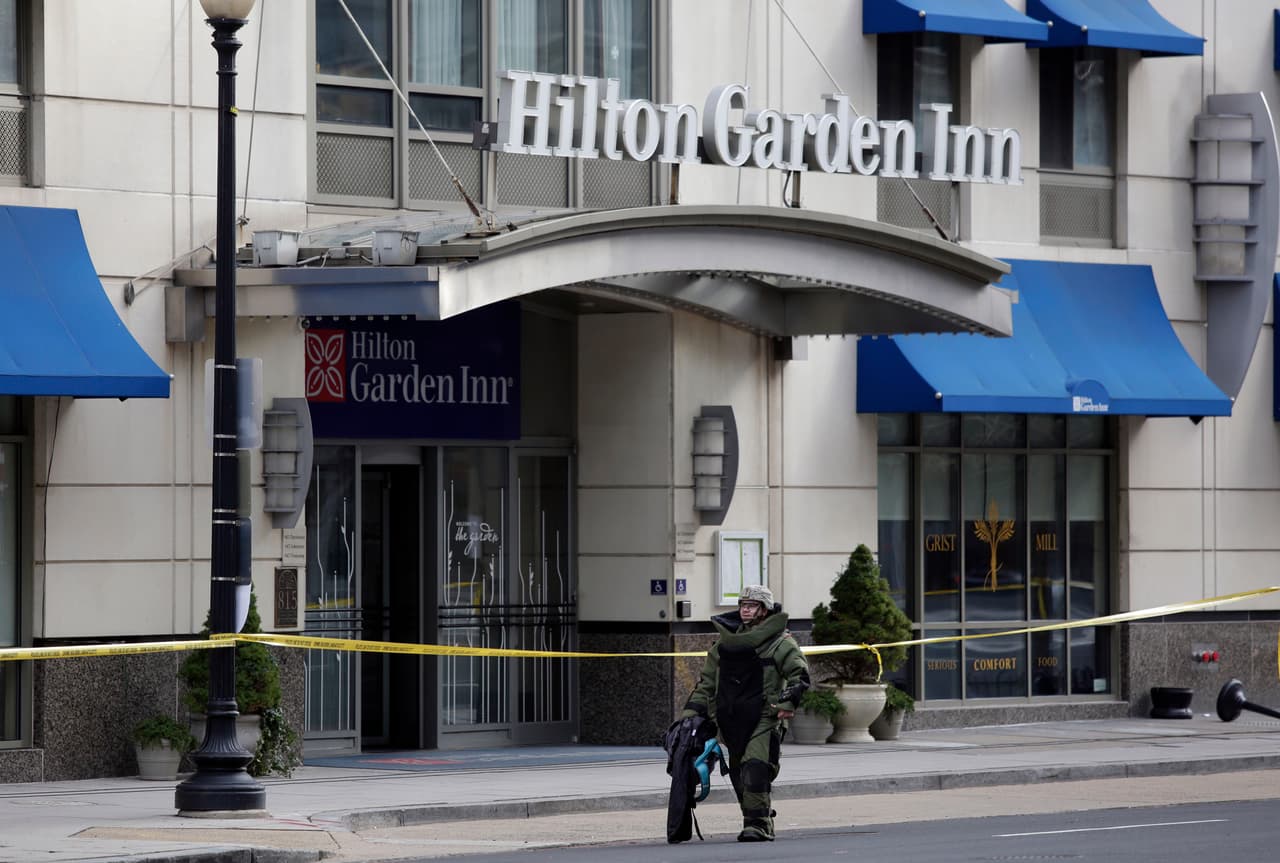 El escuadrón anti bombas fue llamado para tomar un bolso sospechoso abandonado cerca del hotel Hilton Gardens del centro de la capital de EEUU, lo que complicó aún más el tráfico.