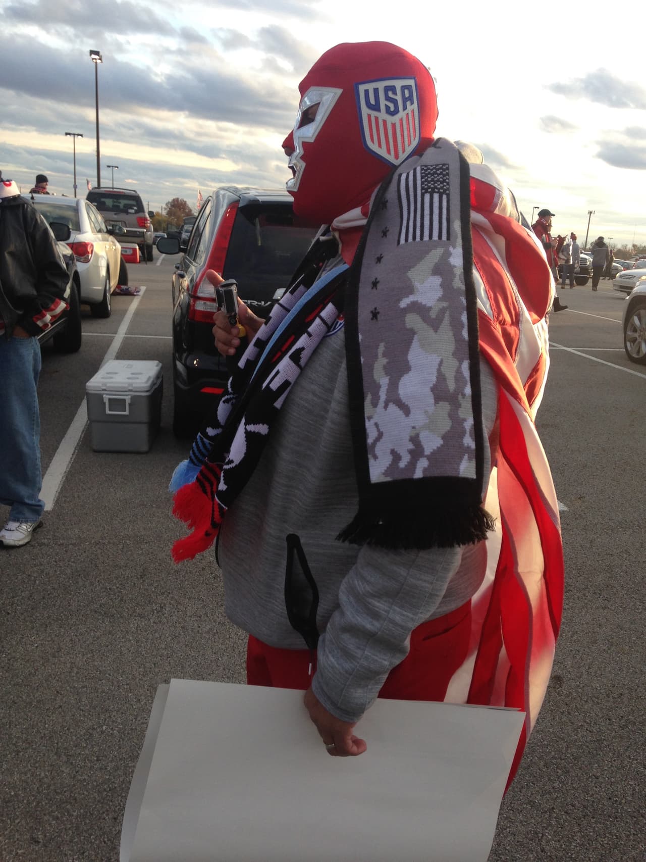 Los simbolismos estadounidenses con una imagen icónica mexicana: la máscara de luchador.