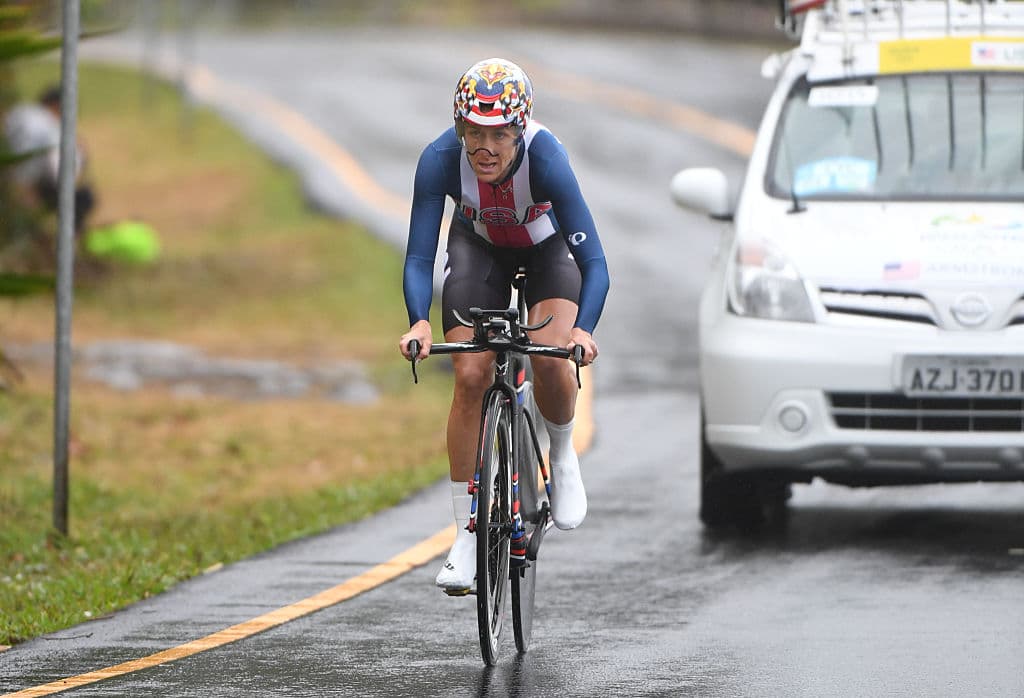 Kristin Armstrong avanza rumbo a la meta para su tercer oro.