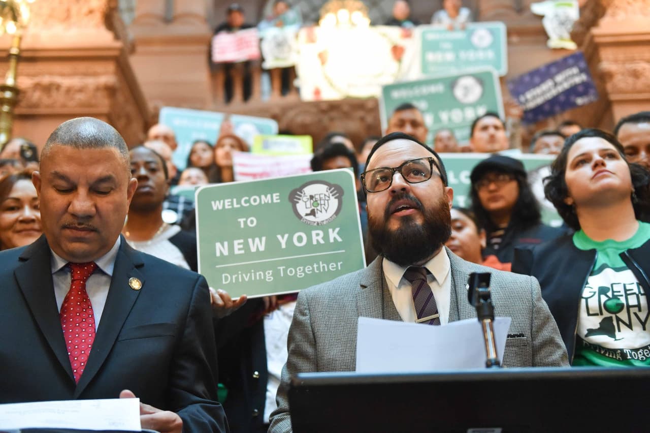 Desde el Capitolio estatal, varios inmigrantes llegaron este martes en apoyo al proyecto de ley impulsado por el asambleísta Francisco Moya (al centro), que busca que los indocumentados del estado de Nueva York cuenten con licencias de conducir.