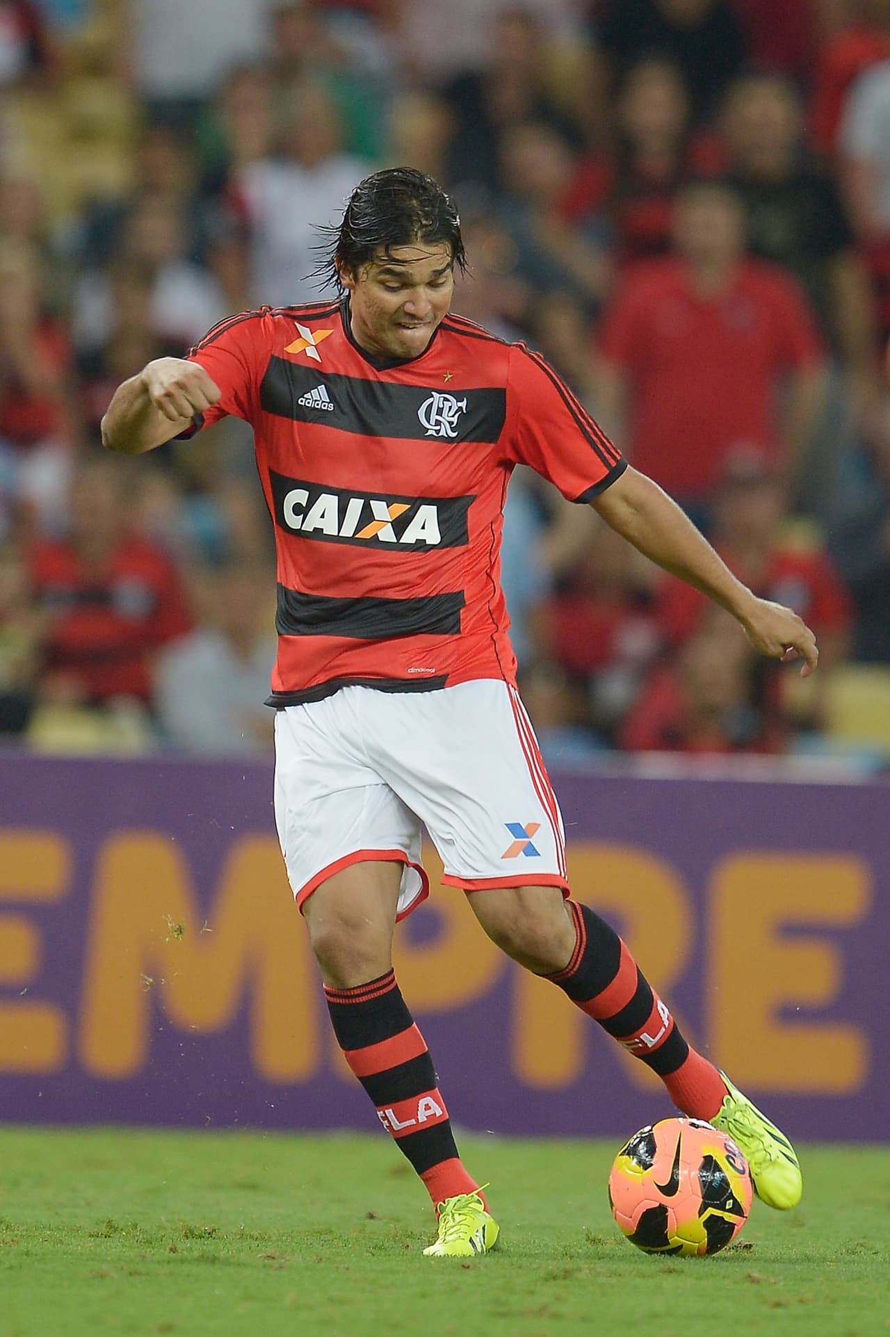 En 2013 el Gremio lo cede al Flamengo de Río de Janeiro, donde anotó cuatro goles en 20 partidos.