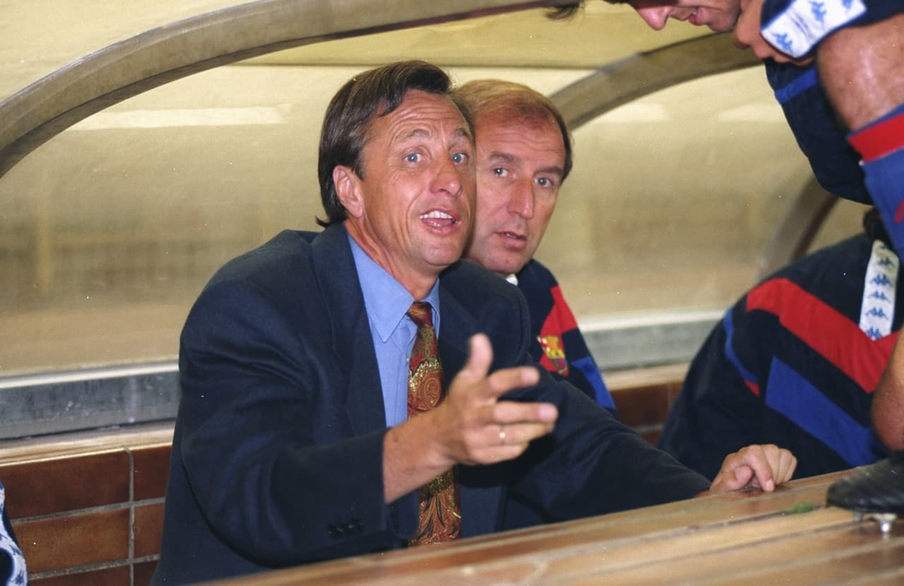 Johan Cruyff y Carles Rexach en el banco del Barcelona