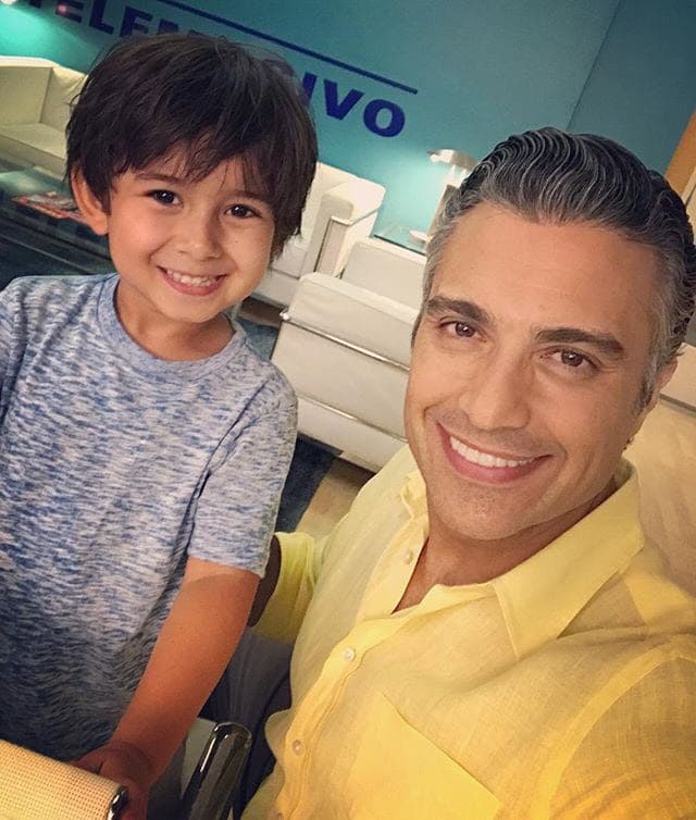 "Jennie quería traer a 'Eva' al show, yo le dije que no era necesario, que son cuatro horas invertidas en esa transformación, pero ella insistió y así fue que le
<b> hicimos el homenaje a 'Eva'</b>", explicó
<b><a href="http://www.univision.com/programas/novelas/asi-celebro-jaime-camil-el-cumpleanos-de-su-hija-fotos">Camil</a></b> al diario mexicano 'El Universal'.