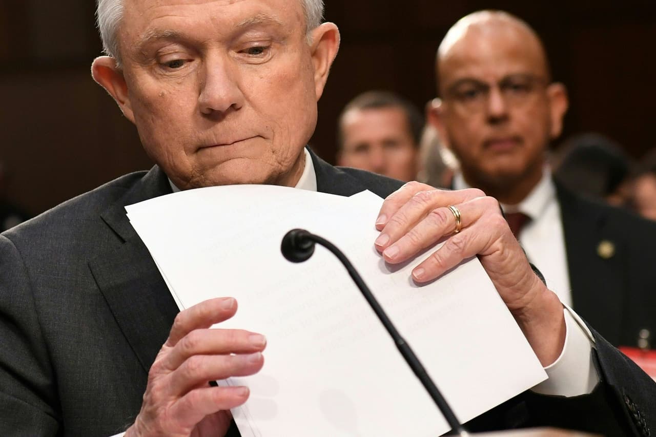 "No sé nada sobre si Donald Trump quiere despedir al fiscal especial Muller. Yo le tengo confianza al fiscal especial".
<br>