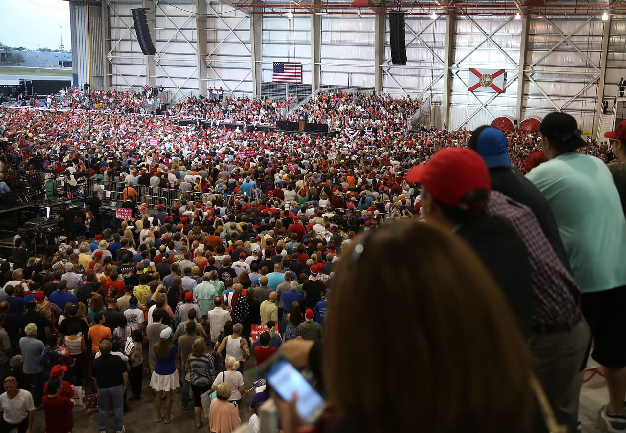 El público que presenció el discurso de Trump en el hangar del aeropuerto internacional Orlando-Melbourne