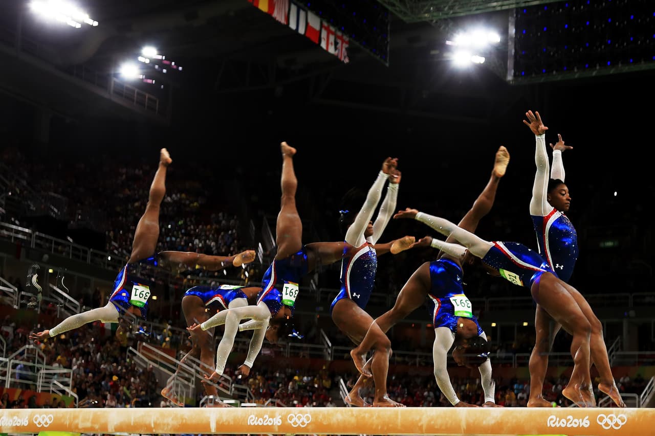 Una fotografía realizada con varias exposiciones muestra el recorrido de Simone Biles por la barra de equilibrio.
