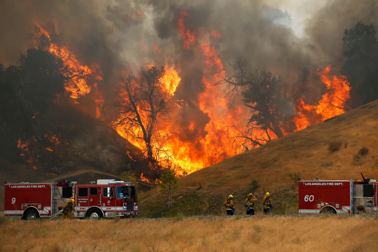 Bomberos continúan combatiendo las llamas del ‘Sand Fire’ en Santa Clarita, California.