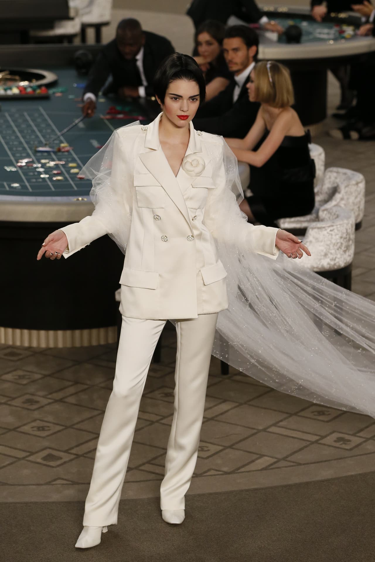 Tenía las cejas marcadas y los labios color rojo intenso.