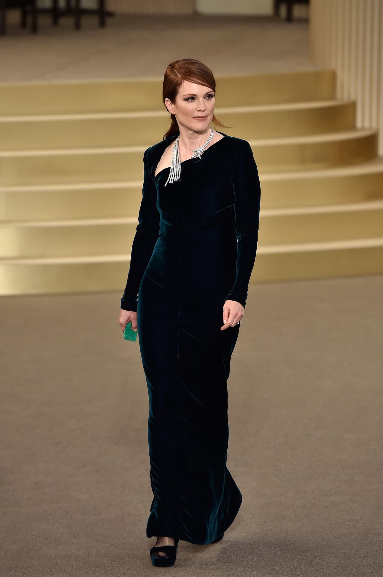 La actriz Julianne Moore lucía sobria con un hermoso vestido de terciopelo.