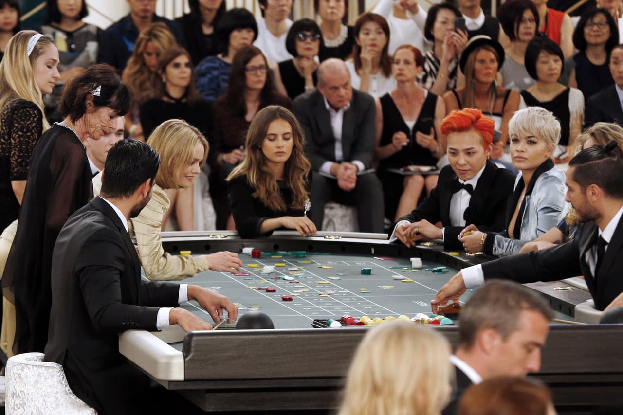 Kwon Ji Yong, mejor conocido como ‘G Dragon’ también asistió a apostar con un ‘tuxido’ clásico.