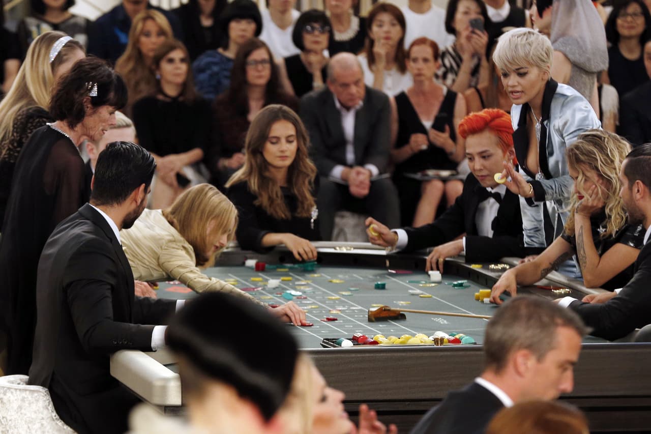 El líder de la banda ‘Big Bang’ mostró su fantástico cabello rojizo a la multitud.