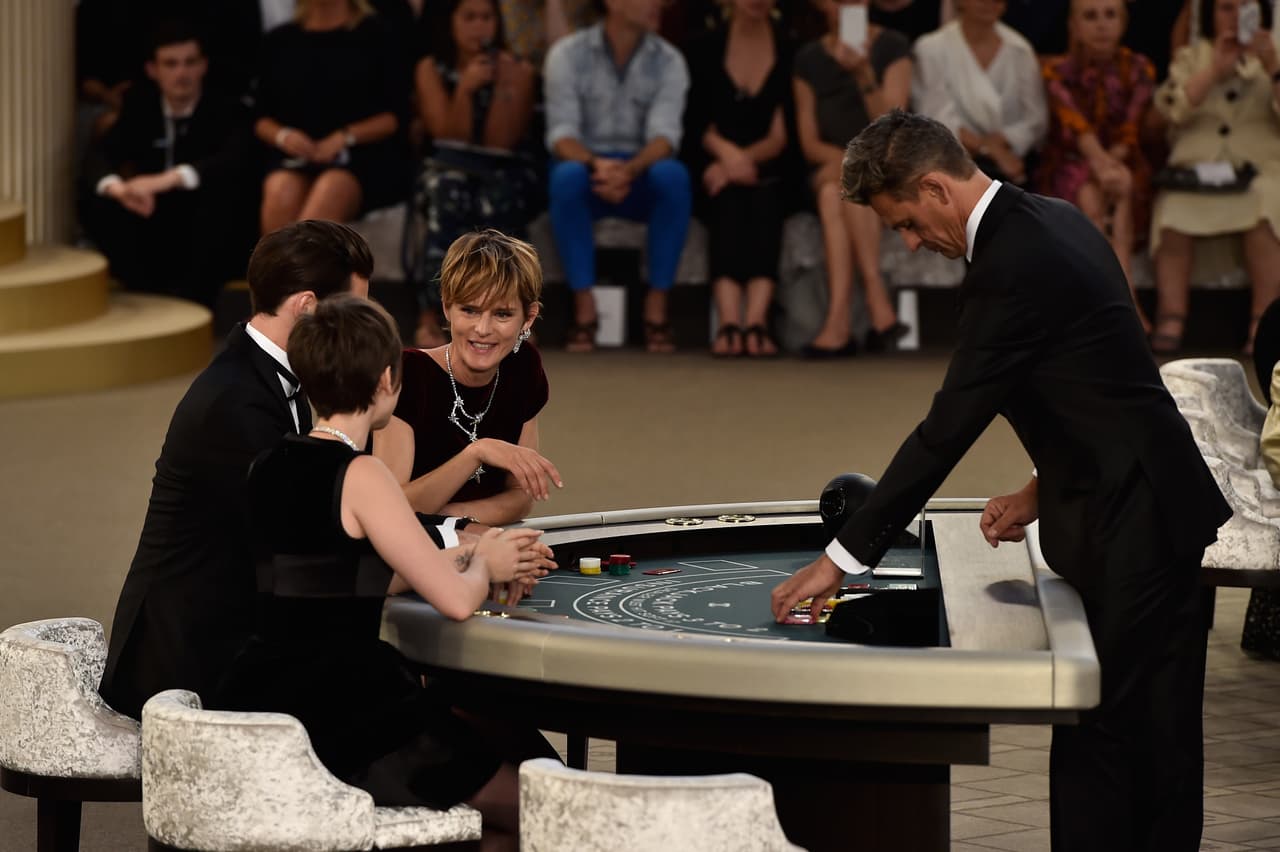 La actriz británica Geraldine Chaplin, afamada hija de Charles Chaplin e íntima amiga de Karl, también hizo una aparición.