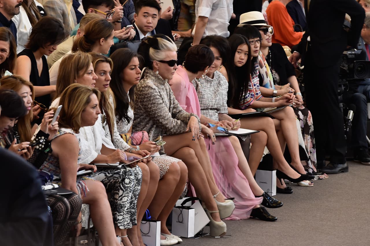 No muy lejos de ella, Daphne Guinness, la heredera de la cervecera Guiness, también veía pasar ‘Cercle Privé’