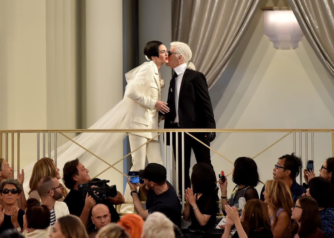 Karl apareció con su típico estilo negro.