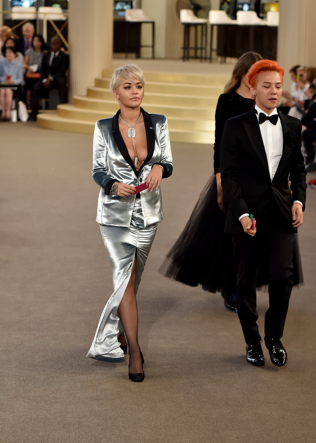 El escote vertiginoso de la también actriz escandalizó a unos y agradó a otros. ¡Y ni hablar del ‘granny hair’!