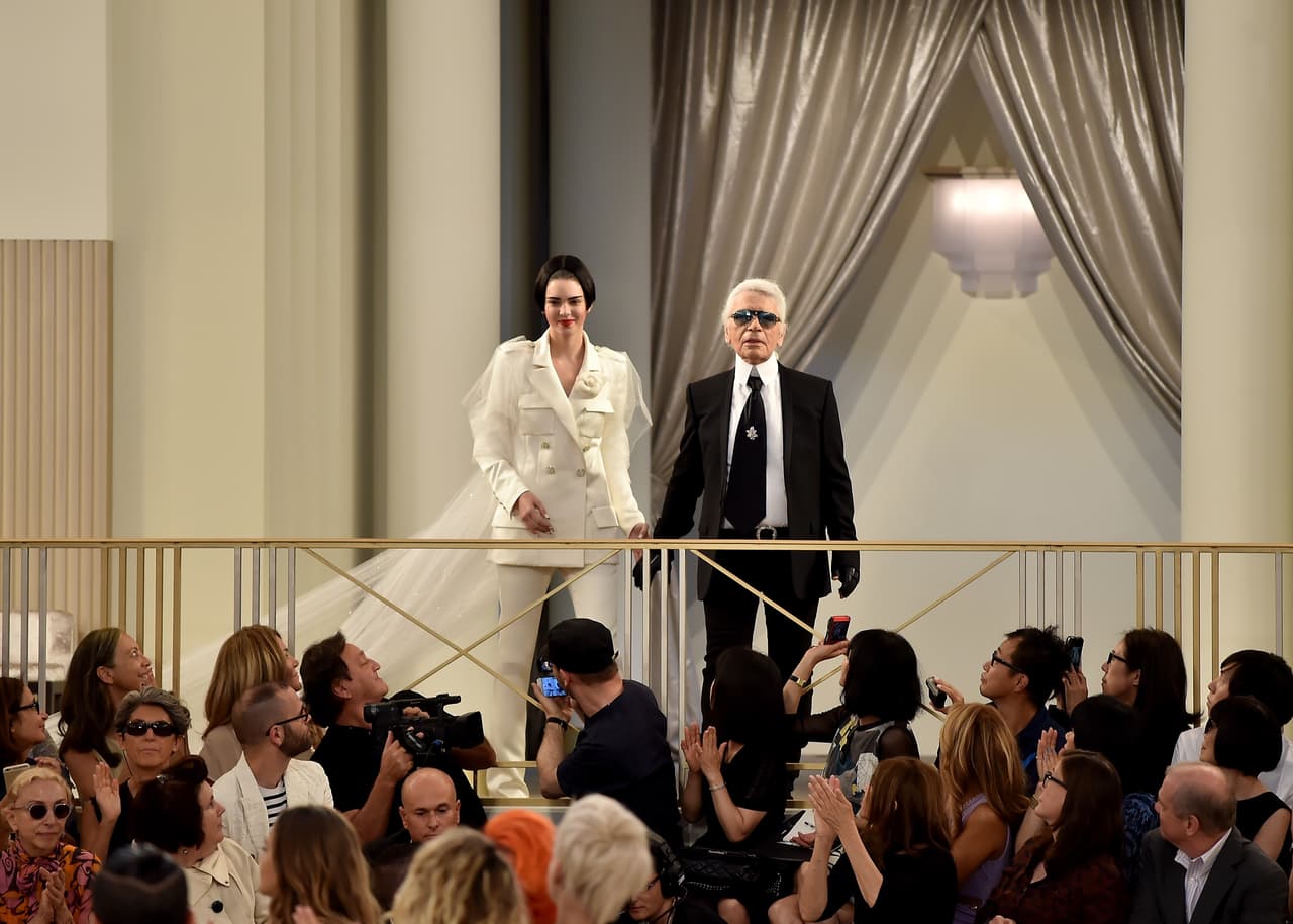 Cuando el público ya estaba en sus lugares, antes de que las modelos salieran, se abrió la puerta.