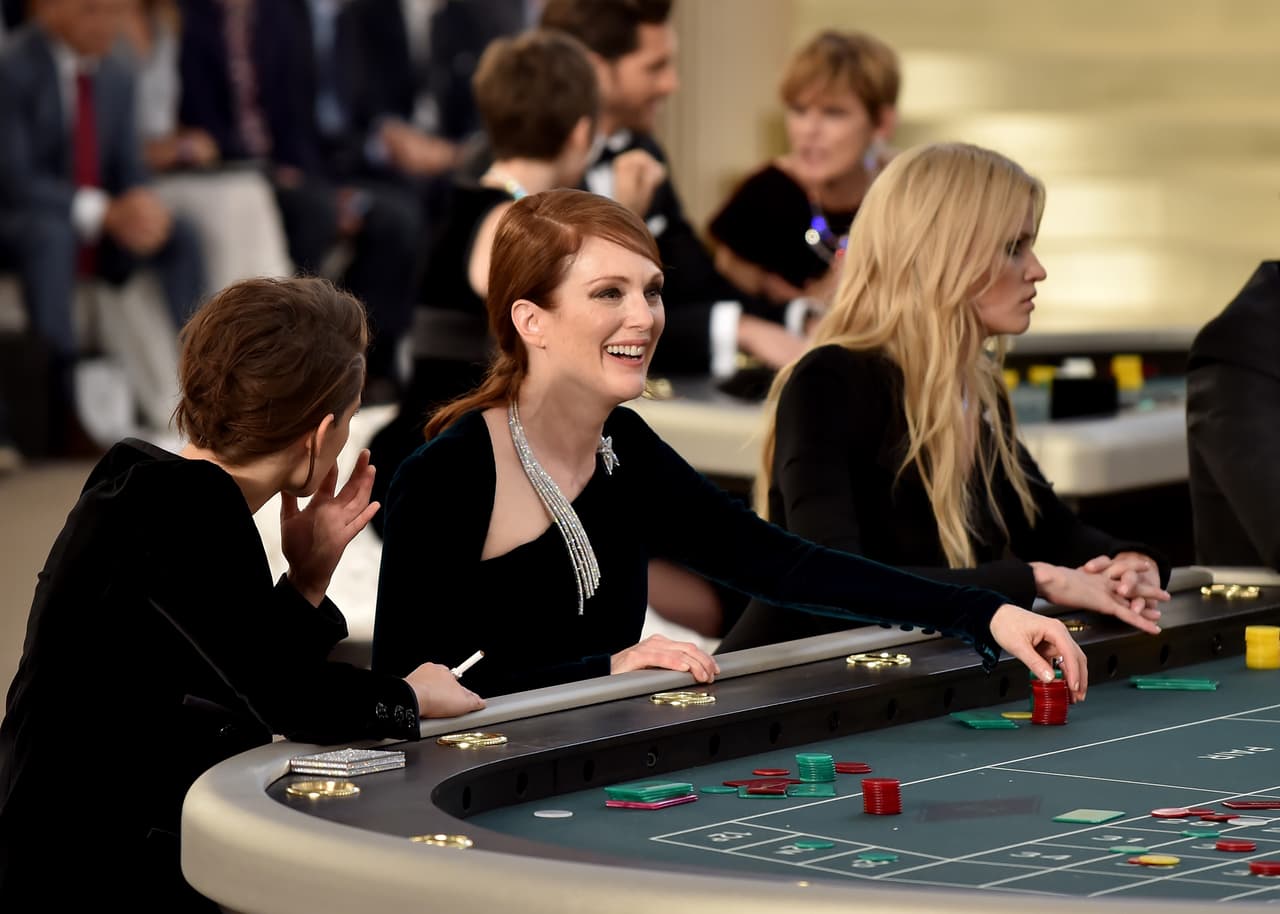 Ellos la pasaban en grande mientras las piezas de la colección de Chanel circulaban a su alrededor.