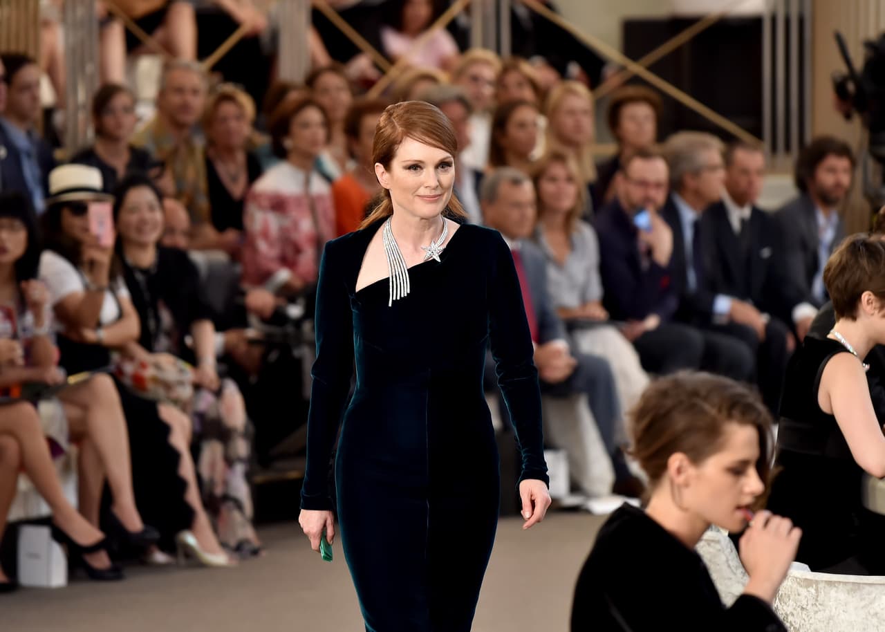 Mientras los famosos se divertían apostando y charlando, a su alrededor el espectáculo seguía.