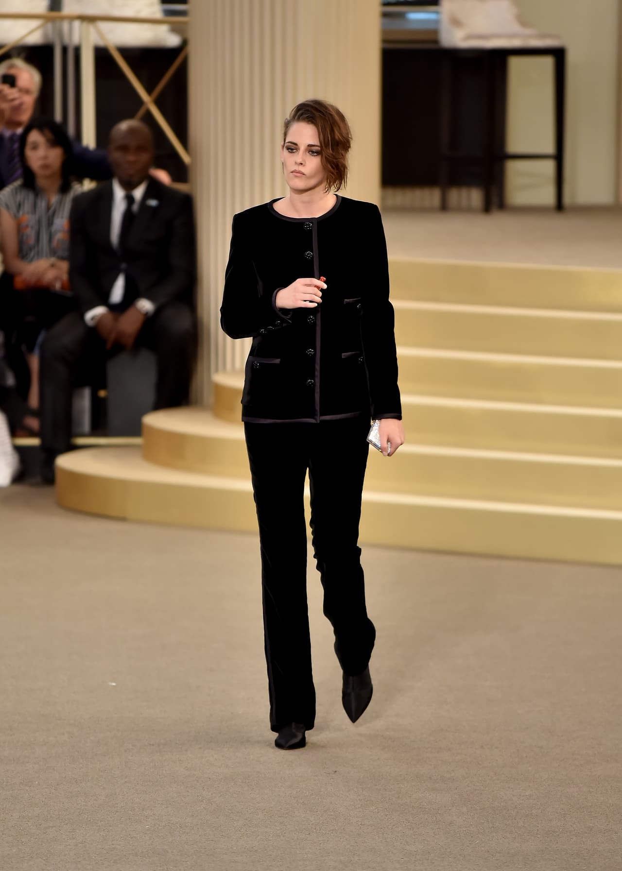 La sombra marcada en sus ojos los hacía brillar. Su cabello enmarañado y hacia un lado le dio el toque rebelde.