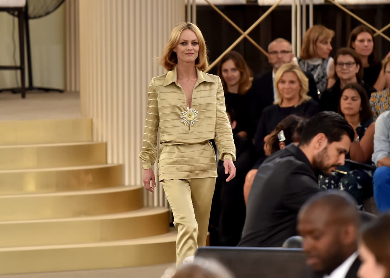 Frente al atónito público, estrellas empezaron a desfilar y a colocarse en las mesas de juego.