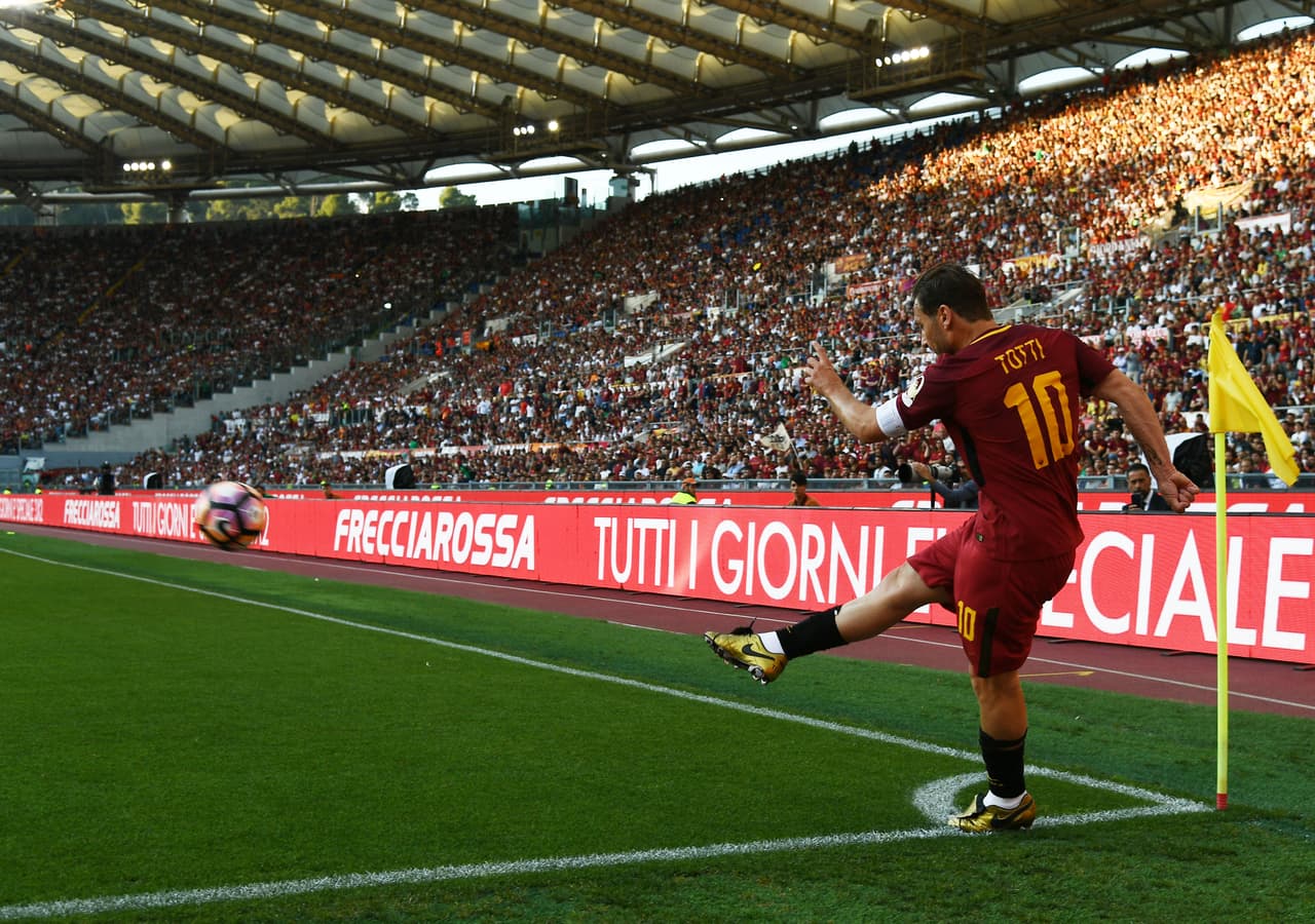 Los fanáticos de Roma le dieron una cálida despedida a Francesco Totti, el eterno capitán, en su despedida del fútbol profesional. Todos vistieron el '10', llevaron pancartas y posaron con una estatua y aclamaron al jugador, que fue suplente contra Genoa pero entró en el triunfo 3-2, en su último juego tras 24 años con el equipo.