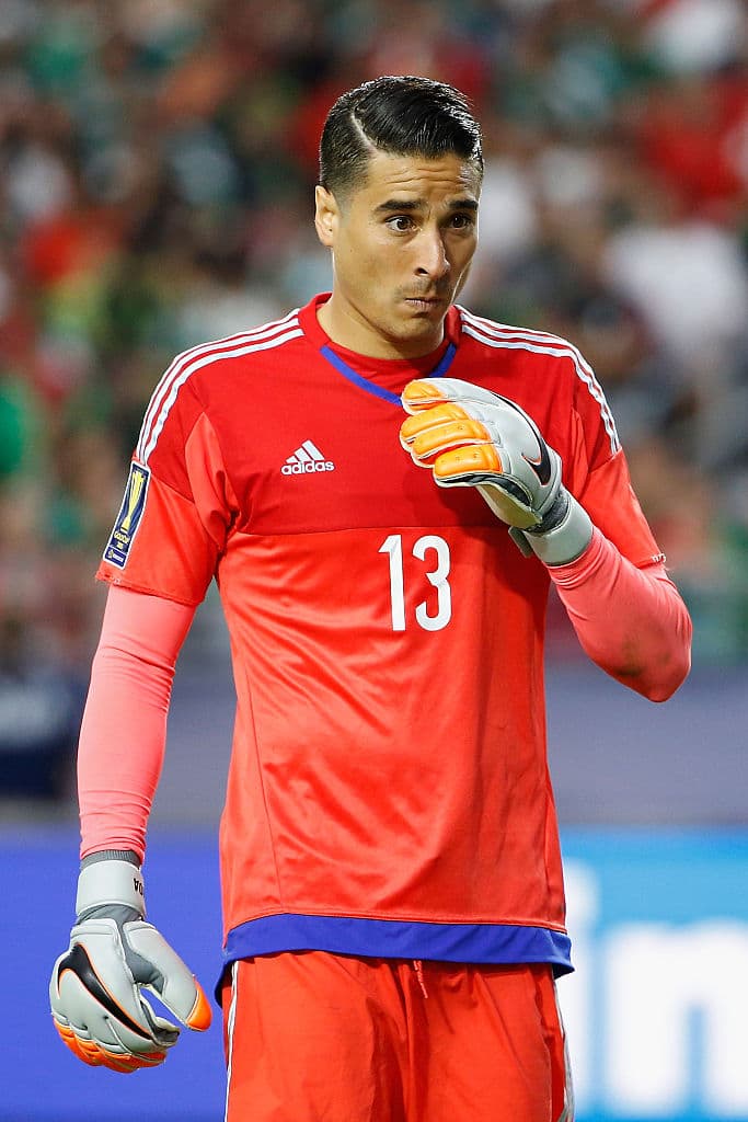 El Sevilla podría buscar a Guillermo Ochoa para jugar Liga Europa