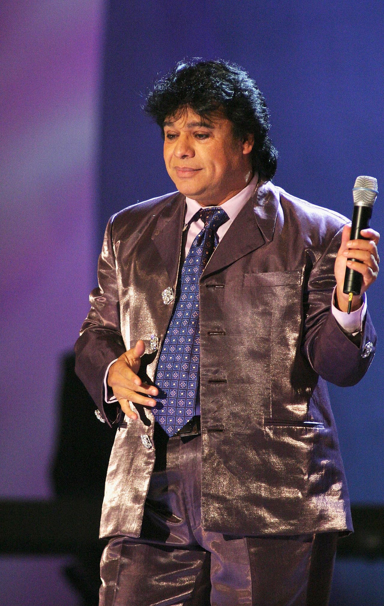 No había nada que le gustara más a Juan Gabriel que el brillo, por esos sus chamarras siempre alardeaban de finas telas. Su ropa era tan única que era evidente que era hecha a su medida, y que además él mismo tenía que involucrarse en el diseño de cada look. Así, con un saco plateado y una camisa rosada lució en su actuación en 'el Premio de la Gente 2003'.